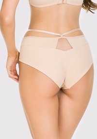 Beżowe bikini z wysokim stanem, z wycięciem z tyłu, posiadające cienkie regulowane ramiączka i gładki nylonowy materiał.