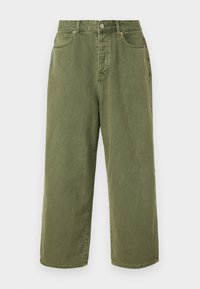 Jeans de perna larga na cor verde-oliva, feitos de algodão, com uma cintura com botão e design de cinco bolsos, apresentando costura visível nas costuras.