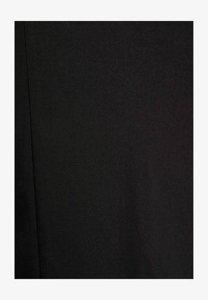 Tissu noir uni avec une texture subtile et une couture verticale près du côté gauche.