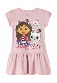 Vestido de algodón rosa con falda fruncida. Presenta un gráfico de un personaje y un gato, con acentos de purpurina y mangas abullonadas.