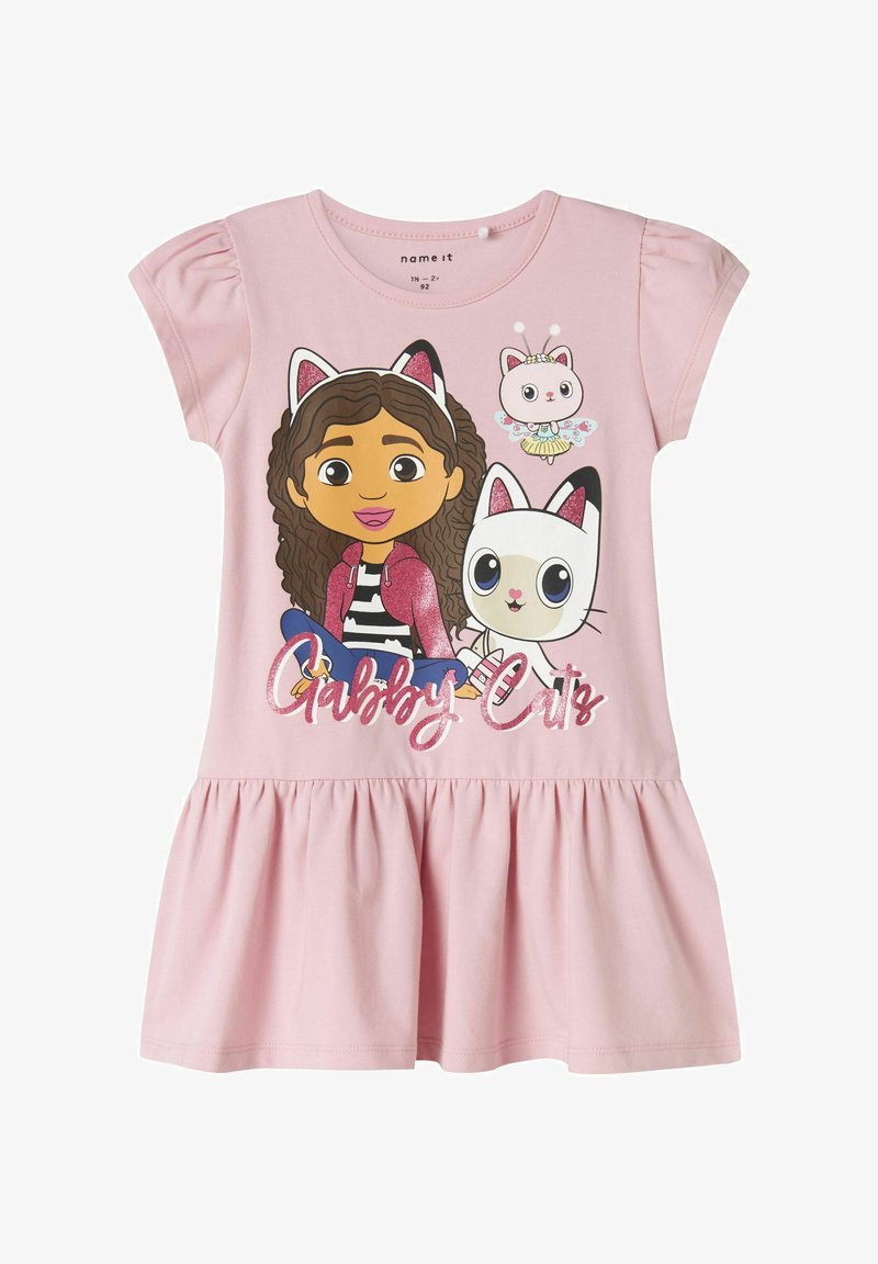 Roosa puuvillane kleit kogutud seelikuga. Omab karakteri ja kassi graafikat koos sädelevate detailidega ning puffi varrukatega.