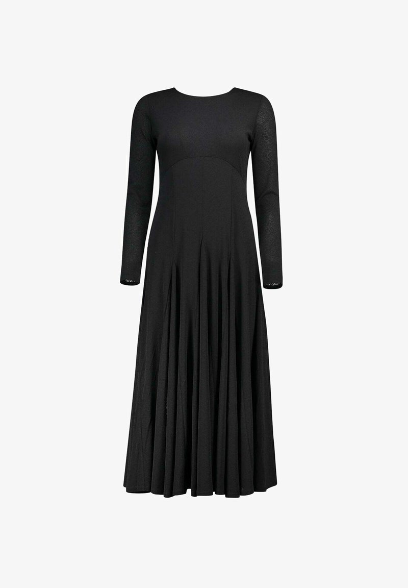 Robe noire à manches longues avec un col rond, présentant un corsage ajusté et une jupe plissée pour une apparence fluide. Texture lisse et sans motifs visibles.