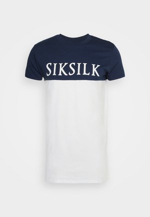 Marineblaue und weiße kurzärmelige T-Shirt mit großen weißen Buchstaben "SIKSILK" auf dem marineblauen oberen Brustbereich.