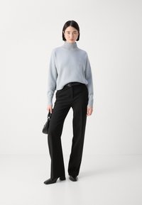 HUGO SESTY - Strickpullover - open grey