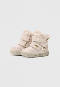 Botas de niña pequeñas en color rosa con forro de piel sintética, dos tiras de velcro, material superior brillante y suelas de goma. Acento en forma de corazón en el lateral.