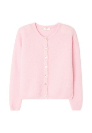 Zachtroze wollen vest met lange mouwen en ronde halslijn, voorzien van een rij witte knopen aan de voorkant.