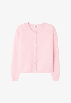 Cardigan in morbida lana rosa chiaro con maniche lunghe e scollo rotondo, caratterizzato da una fila di bottoni bianchi sul davanti.