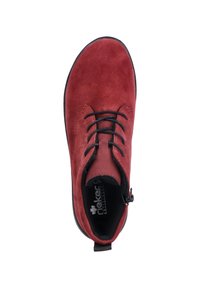 Bottines en suede rouge avec des lacets noirs, un bout arrondi et une semelle noire contrastante ; elles disposent d'une fermeture éclair sur le côté pour un enfilage facile.