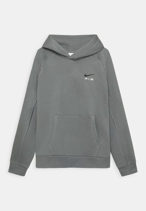 Sudadera con capucha gris de manga larga, con bolsillo tipo canguro y capucha ajustable con cordón. Presenta un pequeño logo negro de Nike y la palabra "AIR" impresa en el pecho.