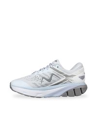Scarpa da ginnastica bianca con tomaia in mesh traspirante, accenti grigi, suola ammortizzata e tallone strutturato con presa in gomma testurizzata.
