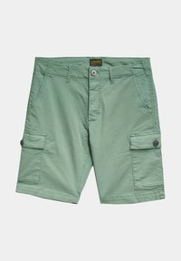 Pantalones cortos de cargador verdes hechos de tela ligera, que cuentan con dos bolsillos laterales y dos bolsillos de carga con botón, con un cierre de botón en la cintura.
