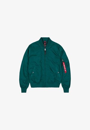 Zielona kurtka bomberka wykonana z gładkiego materiału, z zamkiem błyskawicznym z przodu, ściągaczami przy mankietach i dole, dwiema bocznymi kieszeniami oraz czerwoną metką akcentującą.