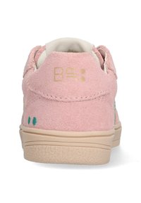 Roze suède sneaker met een beige rubberen zool, een ronde vorm en decoratieve accenten in teal en goud aan de achterkant.
