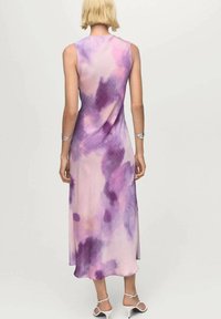 Sukienka midi bez rękawów wykonana z miękkiego materiału z wzorem akwarelowym w odcieniach fioletu i różu; gładka struktura z płynny kształtem.