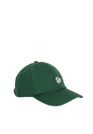 Donkergroene baseballpet met gebogen klep en wit geborduurd logo aan de voorkant, weergegeven op een witte achtergrond.