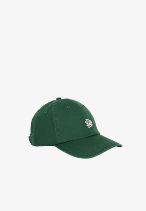 Donkergroene baseballpet met gebogen klep en wit geborduurd logo aan de voorkant, weergegeven op een witte achtergrond.