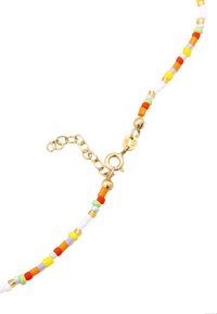 Collier coloré composé de perles orange, jaune, vert, blanc et pastel. Comprend un fermoir en ton doré et une chaîne ajustable.