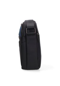 Borsa in tessuto nero con design compatto, dotata di chiusura con zip, tasca laterale e superficie testurizzata. Misura circa 30 cm di altezza.