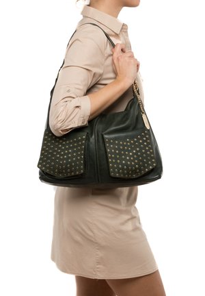 Dunkelgrüne Leder-Schultertasche mit goldenen Nieten auf den Vorderentaschen, ausgestattet mit einer Kettenhandhabung und einem weichen, strukturierten Design.