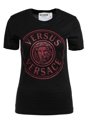 Musta slim-fit T-paita, jossa edessä keskellä on punainen pyöreä Versus Versace -logo ja leijonanpääkuvio.