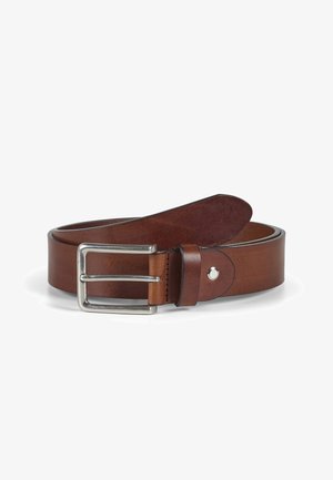Bruine lederen riem met een zilveren rechthoekige gesp, gladde textuur en een enkele metalen drukknoop nabij het einde.