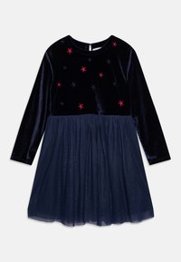 Granatowa sukienka z weluru z długimi rękawami, różowymi haftami w kształcie gwiazdy na przodzie oraz warstwową spódnicą z granatowego tiulu. Z tyłu detal z zapięciem w kształcie otworu.