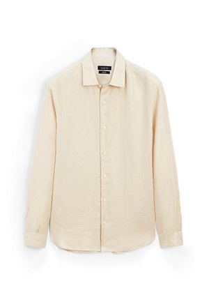 Lys beige langærmet skjorte med en glat tekstur, knaplukning foran, klassisk krave og buet kant. Stoffet virker åndbart og afslappet.