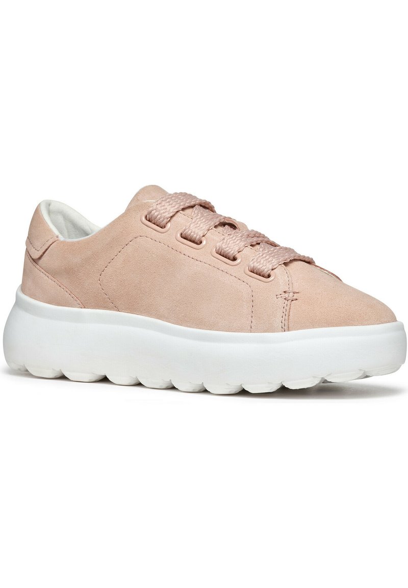 Sneaker in suede rosa chiaro con suola bianca spessa, punta rotonda, collare imbottito e lacci larghi abbinati infilati attraverso occhielli rosa.