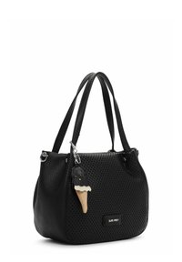 Sac à main en cuir noir texturé avec doubles anses d’épaule, panneau avant perforé et breloque porte-clés en forme de cornet de glace.