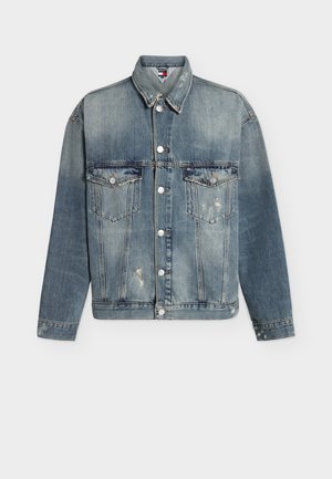 Kahvatu sinine teksajakk nööpkinnitusega, kahe klapiga rinnataskuga, kerge kulumisefektiga ja klassikalise kaelusega valgel taustal.