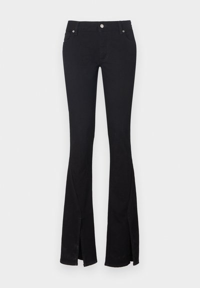 Mustat levenevät farkut, jotka on valmistettu pehmeästä denimistä ja joissa on halkiot nilkassa, kaksi etutaskua ja metallinen napitus. Klassinen muotoilu, jolla on siisti viimeistely.