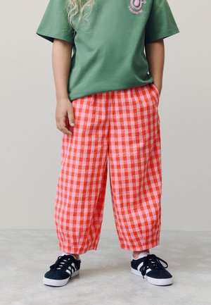 Next REGULAR FIT - PULL ON BARREL  - Pantaloni - red pink gingham