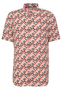 Camicetta a maniche corte con bottoni in un tessuto leggero, caratterizzata da un motivo geometrico in rosso, blu e beige, con linee e bottoni scuri a contrasto.