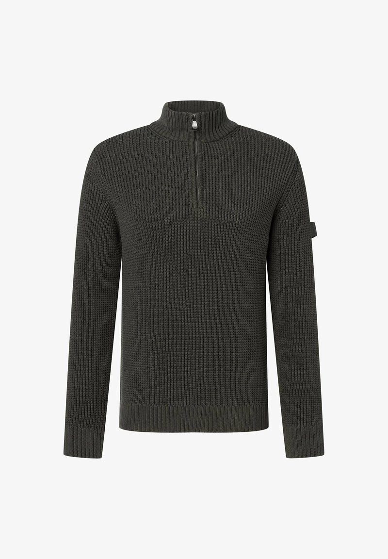 Pull en tricot vert foncé avec un col zippé mi-haut et des manches longues. Présente des poignets et un ourlet côtelés, un tissu texturé, et un patch logo discret sur la manche.