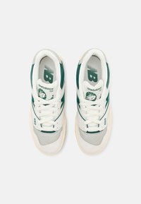 New Balance 550 - Sportcipő - off-white/beige/green