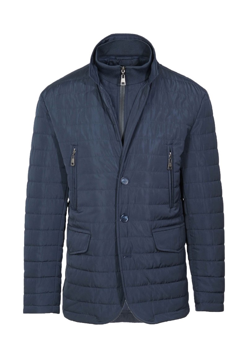 Giacca trapuntata blu navy con colletto alto, due tasche frontali e una tasca con zip. Presenta chiusura con bottoni e tessuto testurizzato.