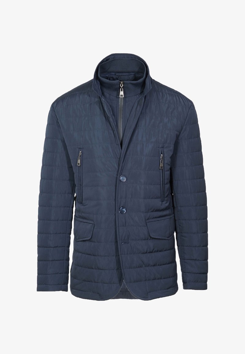 Giacca trapuntata blu navy con colletto alto, due tasche frontali e una tasca con zip. Presenta chiusura con bottoni e tessuto testurizzato.