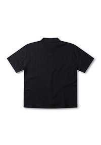 Μαύρο πουκάμισο με κοντό μανίκι που διαθέτει υφασμένο ριγέ μοτίβο. Το γιακάς είναι κλασικού στιλ και το ύφασμα φαίνεται λείο και ελαφρύ.