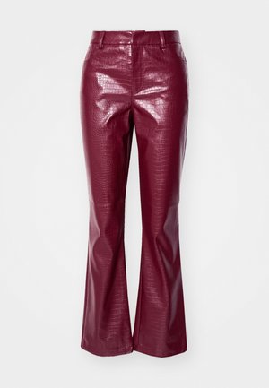 Calças em pele sintética bordeaux com um acabamento brilhante, apresentando uma textura de crocodilo, pernas largas e uma cintura justa.