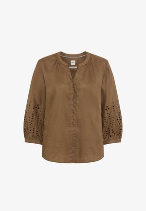 Blouse en lin marron avec boutonnage devant, encolure ronde, manches trois-quarts, et détails de broderie ajourée sur les manches.