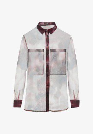 Langärmliges Hemd aus leichtem Stoff, mit einem weichen rot-weißen abstrakten Muster, Kragen, Knopfleiste und zwei Brusttaschen.