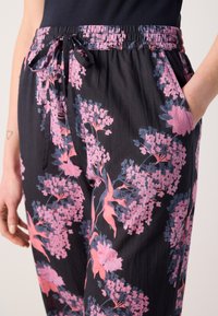 Lollys Laundry PANTS - Pantaloni - blue/pink