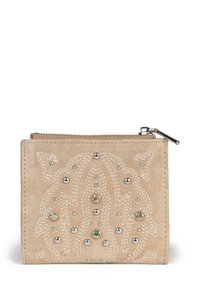 Portafoglio beige in suede, caratterizzato da intricati punti bianchi e perline argentate. Presenta una chiusura con zip e una forma rettangolare compatta.