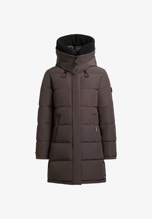 Ciemnobrązowy ocieplany płaszcz zimowy z wysokim kołnierzem, zamek błyskawiczny z przodu, dwie boczne kieszenie oraz czarna polarowa podszewka wewnątrz kołnierza.