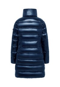 Marine blauwe pufferjas met een hoge kraag, voorzien van horizontaal gestikte secties, glanzende afwerking en een achterzak voor opslag.