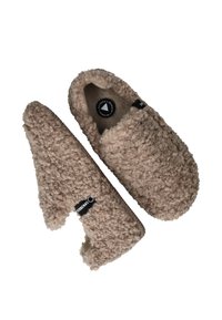 Fluffy bruine slippers van zacht, textuurstof. Voorzien van een open achterkant en een zwart logo-label aan de zijkant. Licht gebogen vorm.