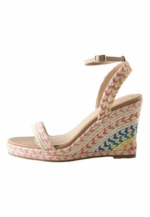 Kilehæl sandal med flerfarvet flettet jutebund, enkelt frontrem og ankelrem med spænde i beige og naturlige nuancer.