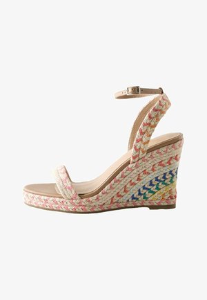 Kilehæl sandal med flerfarvet flettet jutebund, enkelt frontrem og ankelrem med spænde i beige og naturlige nuancer.
