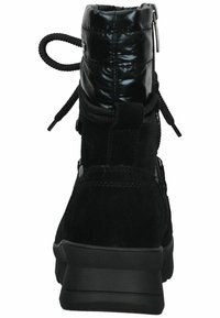 Botas de tobillo de ante negro con parte superior acolchada negra brillante, puntera redondeada, detalle de cordones y suela de goma texturizada. Incluye cierre con cremallera en la parte trasera.