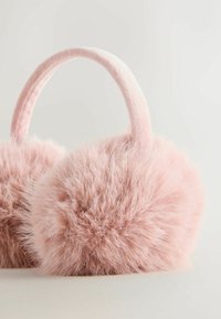 Rosa fuskpälsöronmuffar med en mjuk textur och runda, fluffiga pom-poms, med ett slätt, böjt tygband för bekväm användning.